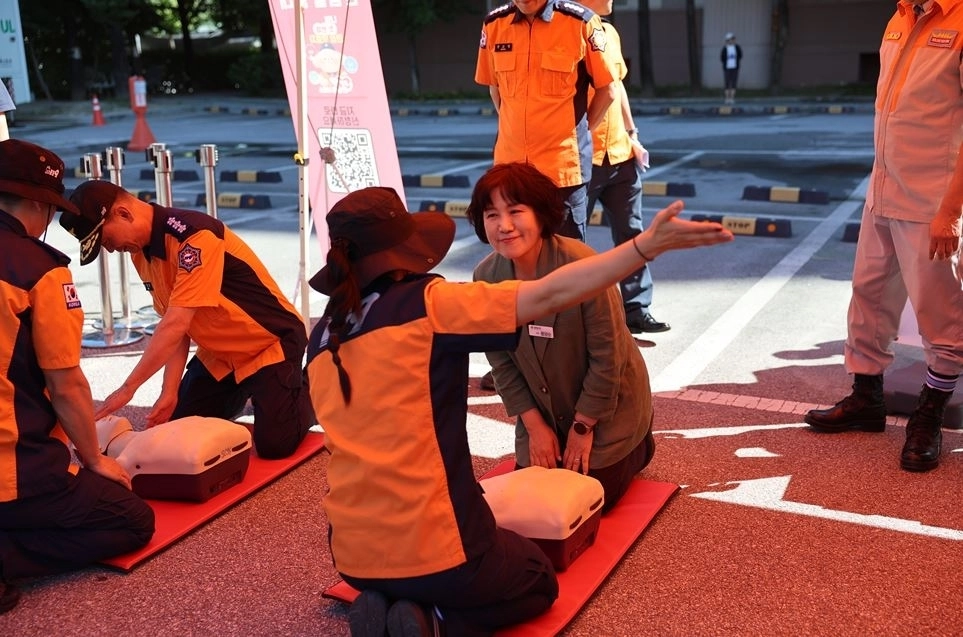 지난 21일 노원구 하계청솔아파트에서 열린 ‘추석 명절 대비 공동주택 민·관 합동 소방훈련’ 현장을 찾은 봉양순 의원. 서울시의회 제공