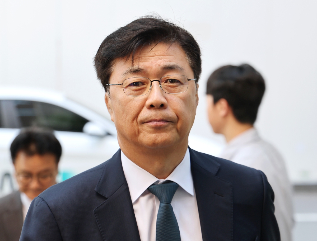 홍장원 전 국가정보원 1차장이 지난 6월 26일 피의자 신분으로 조사를 받기 위해 경기 과천 2차 종합특검팀으로 출석하고 있다.  연합뉴스