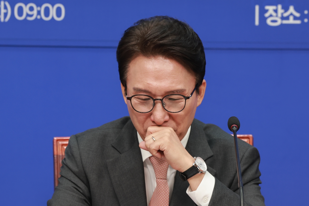 자료 살피는 민주당 김민석 대표