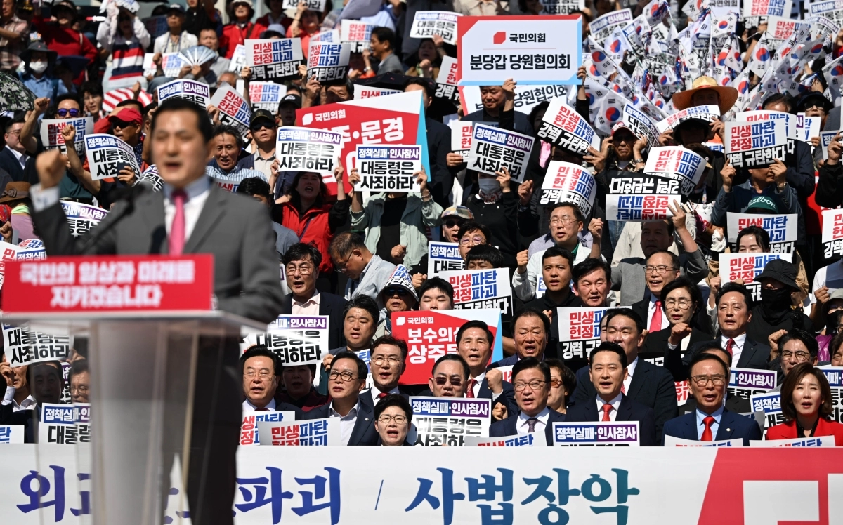 장동혁 국민의힘 대표를 비롯한 의원들과 참석자들이 22일 국회 본청 앞에서 열린 이재명 정권 실정 대국민 보고대회에서 정부를 규탄하고 있다. 2026.9.22 홍윤기 기자
