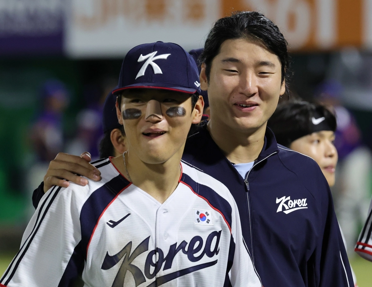 21일 일본 아이치현 오카자키 중앙종합공원야구장에서 열린 2026 아이치·나고야 아시안게임 야구 B조 조별리그 1차전 대한민국과 대만의 경기. 승리한 한국의 김도영과 곽빈이 환하게 웃고 있다.                     오카자키 연합뉴스