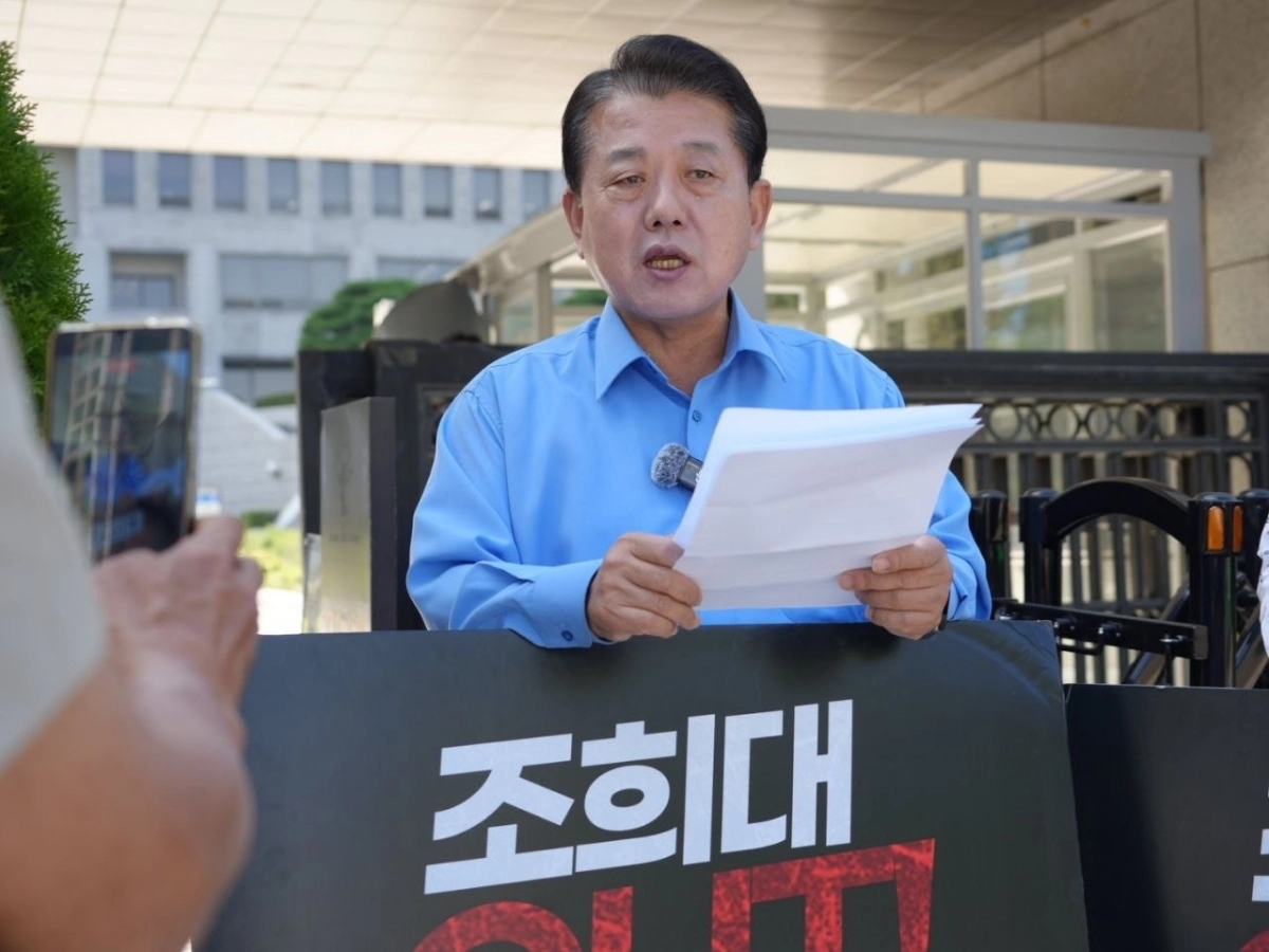 김병주 더불어민주당 의원이 22일 서울 서초구 대법원 앞에서 조희대 대법원장 사퇴를 촉구하는 기자회견을 하고 있다. 김병주 의원실 제공