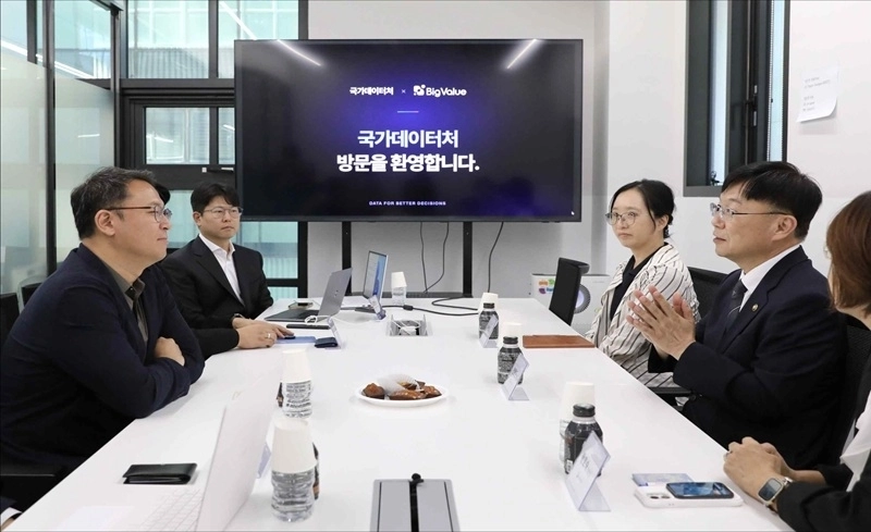 안형준 국가데이터처장(오른쪽에서 둘째)이 22일 서울 성동구의 데이터 기술 기업 ‘빅밸류’를 방문하여 인공지능(AI) 기반 데이터 행정혁신 방안에 관하여 논의하고 있다. (사진 제공=국가데이터처)
