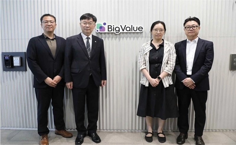 22일 안형준 국가데이터처장(왼쪽에서 둘째)이 데이터 기술 기업 ‘빅밸류’ 방문을 기념해 촬영하고 있다. (사진 제공=국가데이터처)