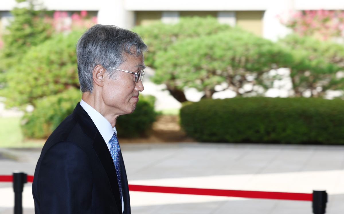 조희대 대법원장이 22일 오전 서울 서초구 대법원 청사로 출근하고 있다. 뉴시스