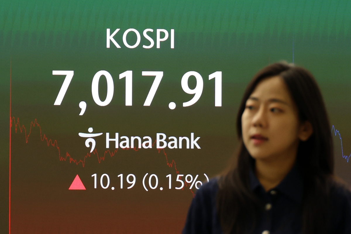 코스피가 전일 대비 10.19포인트(0.15%) 상승한 7017.91로 거래를 마친 22일 서울 중구 하나은행 딜링룸에서 딜러들이 업무를 보고 있다. 뉴시스