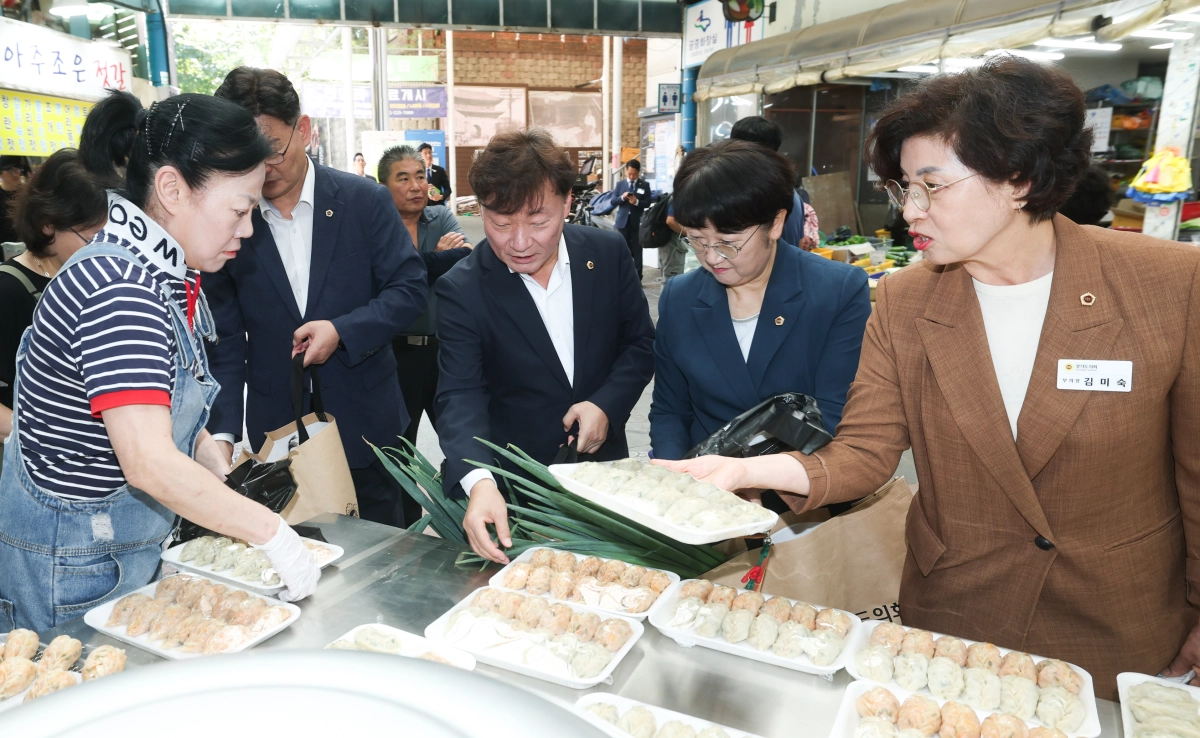 ▲남종섭 의장(가운데)과 김미숙 부의장(오른쪽)이 수원 구매탄시장에서 직접 장보기를 진행하며 상인들의 의견을 듣고 있다 (사진=경기도의회)