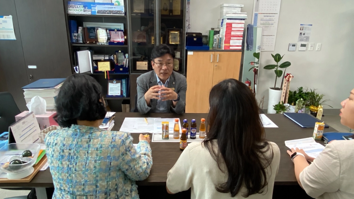 ▲최만식 의원이 의원실에서 세이브더칠드런 경인지역본부 관계자들과 발달장애아동 놀이 지원 사업의 공공 연계 방안을 논의하고 있다 (사진=경기도의회)