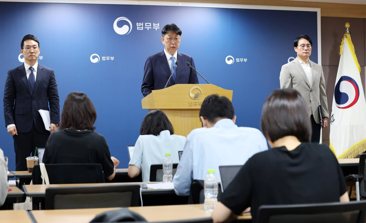 이응철(가운데) 법무부 검찰국장이 22일 정부과천청사에서 공소청 직제안 관련 브리핑을 진행하고 있다. 뉴스1