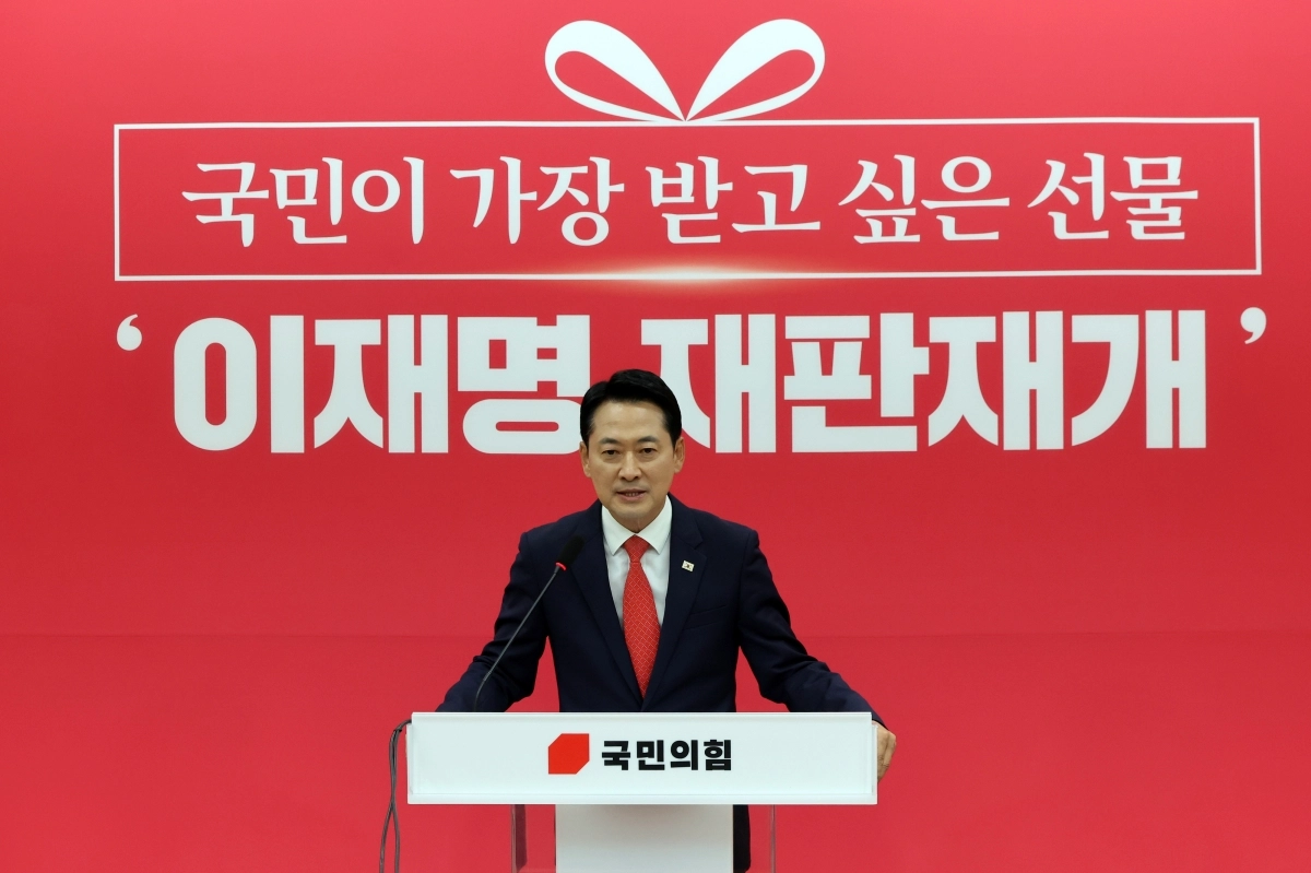 장동혁 국민의힘 대표가 22일 국회에서 조희대 대법원장 대법관 재제청 거부와 서부전선 비무장지대(DMZ) 군사분계선(MDL) 지뢰 폭발 사고 등 현안 관련 관련 기자회견을 하고 있다. 뉴스1