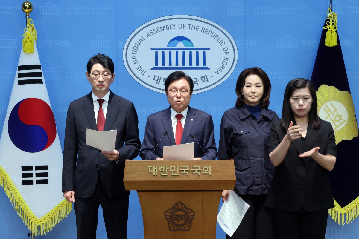 국민의힘 법제사법위원회 소속 박형수·주진우·김민전 의원이 22일 국회 소통관에서  조희대 대법원장 대법관 재제청 거부 관련 기자회견을 하고 있다. 뉴스1