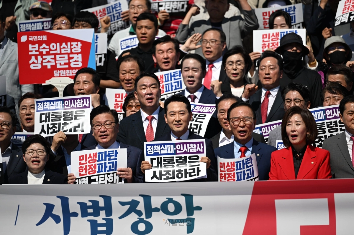 장동혁(앞줄 왼쪽에서 세번째) 국민의힘 대표와 정점식(앞줄 왼쪽에서 두번째) 원내대표를 비롯한 의원들과 참석자들이 22일 국회 본청 앞에서 열린 ‘이재명 정권 실정 대국민 보고대회’에서 규탄구호를 외치고 있다. 홍윤기 기자