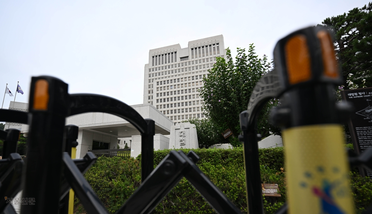 조희대 대법원장이 이재명 대통령의 대법관 후보 재제청 요구에 응할 수 없다는 입장을 밝힌 22일 서울 서초구 대법원 전경. 조 대법원장은 “재제청 요청 관련 문서에는 구체적인 사유와 헌법적 근거가 적혀 있지 않다”고 밝혔고, 이에 청와대는 “국민에 의해 선출된 대통령의 임명권을 무력화하는 것”이라고 반발했다. 홍윤기 기자