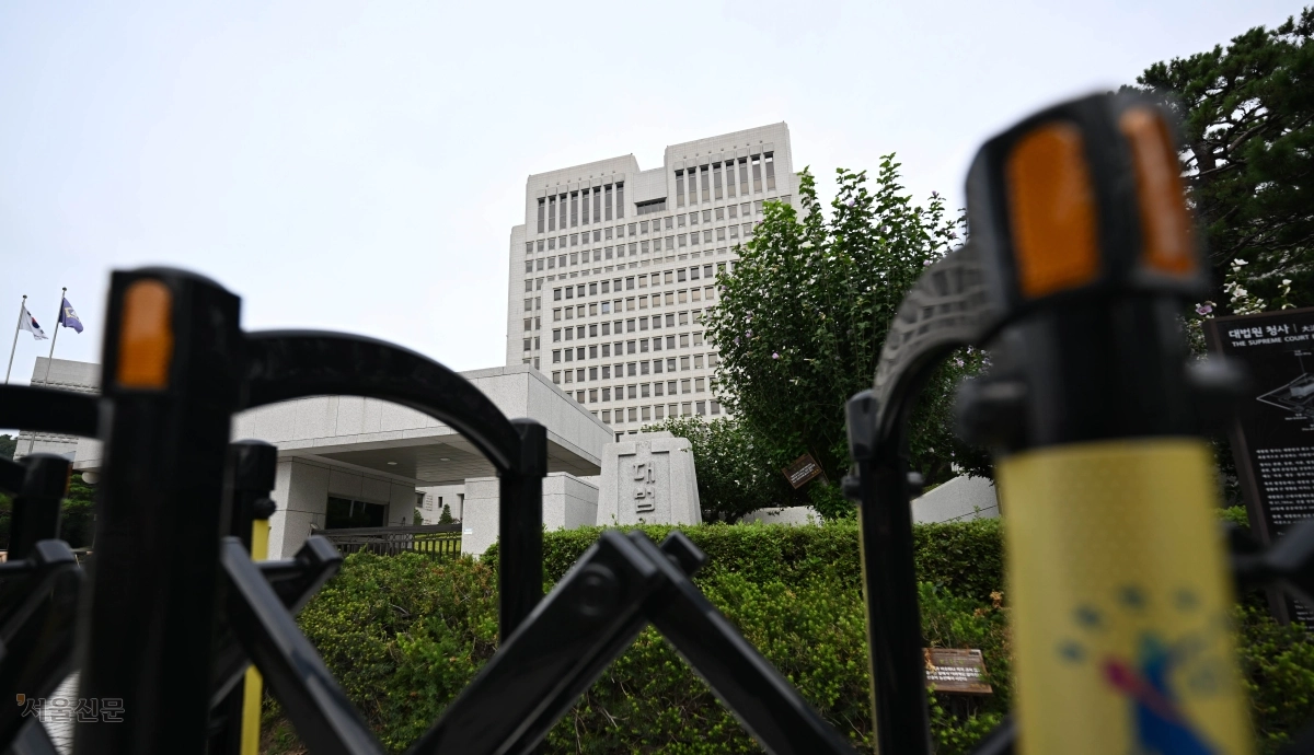 조희대 대법원장이 이재명 대통령의 대법관 후보 재제청 요구에 응할 수 없다는 입장을 밝힌 22일 서울 서초구 대법원 전경. 조 대법원장은 “재제청 요청 관련 문서에는 구체적인 사유와 헌법적 근거가 적혀 있지 않다”고 밝혔고, 이에 청와대는 “국민에 의해 선출된 대통령의 임명권을 무력화하는 것”이라고 반발했다. 홍윤기 기자