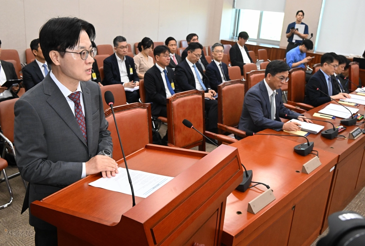 김정관(왼쪽) 산업통상부 장관이 22일 국회 산업통상중소벤처기업위원회 전체 회의에 출석해 대미투자 프로젝트 관련 보고를 하고 있다. 안주영 전문기자