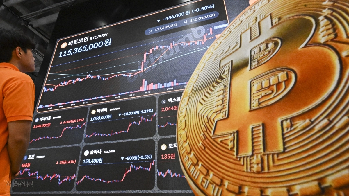 비트코인이 약 8개월 만에 8만 7000달러 선을 돌파한 22일 서울 강남구 빗썸라운지 전광판에 가상자산 가격이 표시돼 있다.  이지훈 기자
