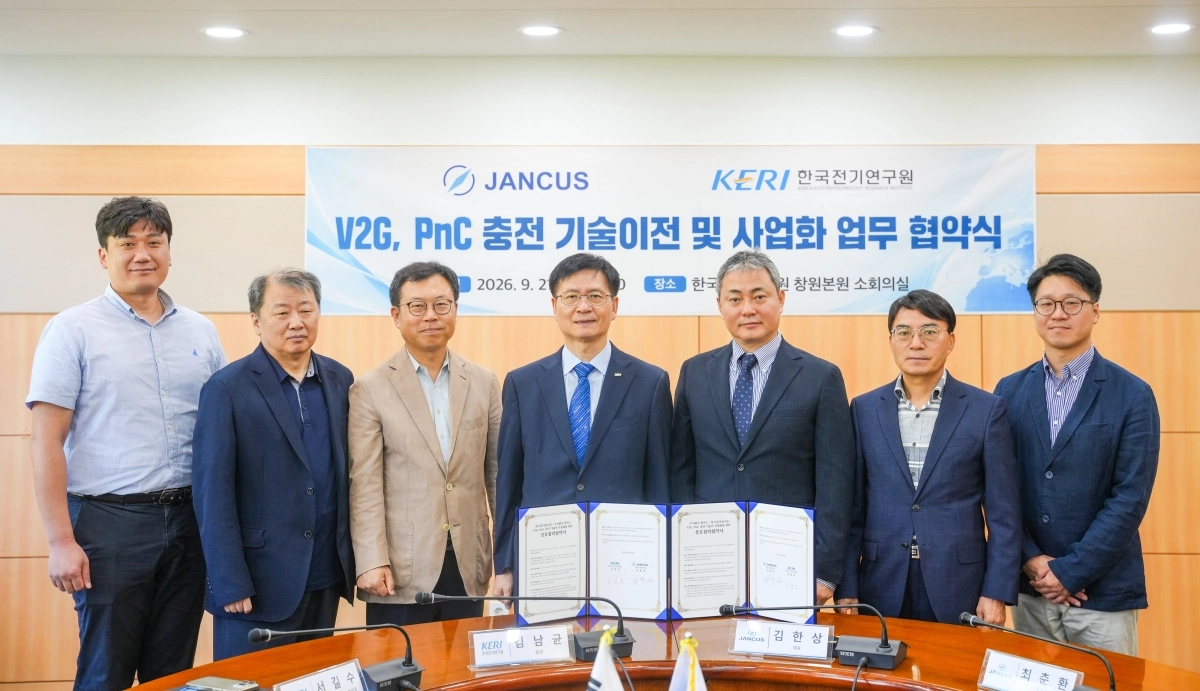 김한상(오른쪽 세번째) 젠커스 대표이사와 김남균(왼쪽 네번째) 한국전기연구원(KERI) 원장이 지난 21일 경남 창원시 한국전기연구원 본원에서 열린 ‘플러그 앤 차지(PnC)’ 기술이전 및 사업화 업무 협약식에서 기념촬영을 하고 있다. 제공=젠커스