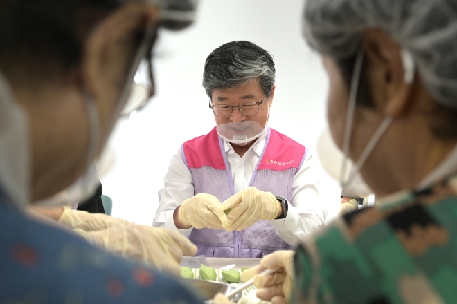 중구에 미리 찾아온 추석…이웃 위한 송편에 ‘정(情)’ 담아 빚어요