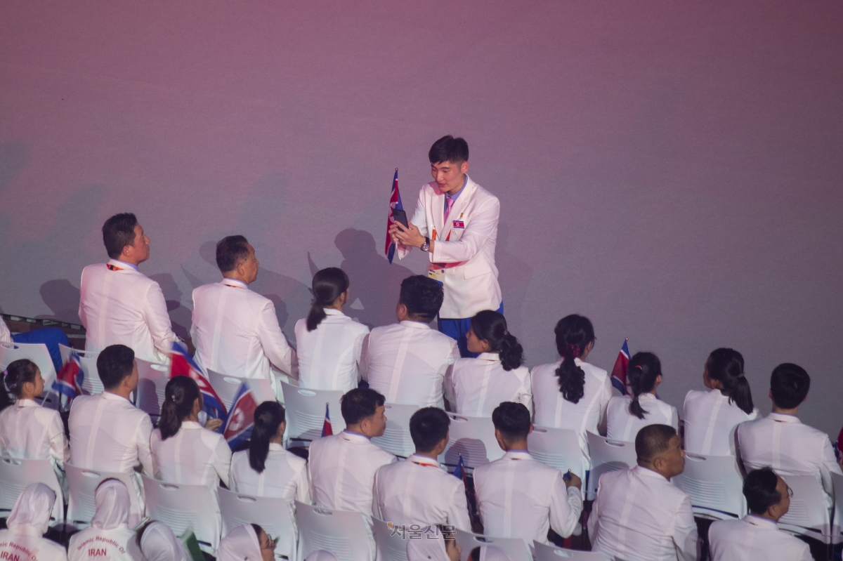 2026 아이치·나고야 아시안게임 개회식에서 북한 선수단이 기념 사진을 찍고 있다. 2026.9.20 나고야 류재민 기자