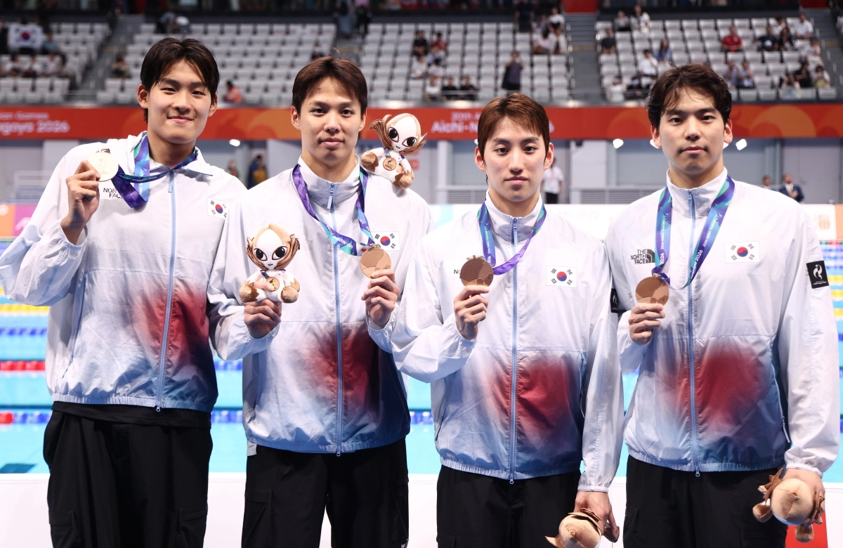 수영 한국 남자 400m 혼계영팀 선수들이 22일 일본 도쿄 아쿠아틱스센터에서 열린 2026 아이치·나고야 아시안게임 결선에서 3위에 올라 동메달을 목에 걸고 기념촬영을 하고 있다. (왼쪽부터) 김영범·양재훈·최동열·이주호. 도쿄 연합뉴스