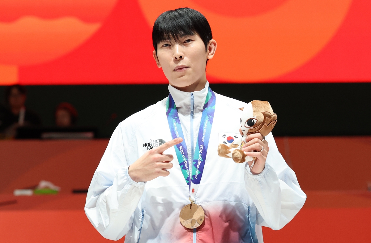 이날 같은 경기장에서 윤정현이 펜싱 남자 플뢰레 개인전 동메달을 목에 건 모습. 도코나메 연합뉴스