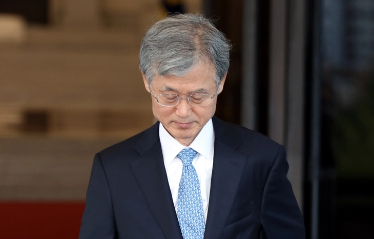 조희대 대법원장이 22일 오후 서울 서초구 대법원 청사에서 퇴근하고 있다. 조 대법원장은 이날 청와대의 대법관 후보 재제청 요청에 응할 수 없다는 입장을 밝혔다. 2026.09.22.  뉴시스