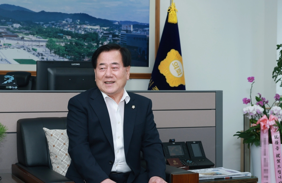 여봉무 서울 종로구의회 의장이 22일 집무실에서 서울신문과 인터뷰를 하고 있다. 종로구의회 제공