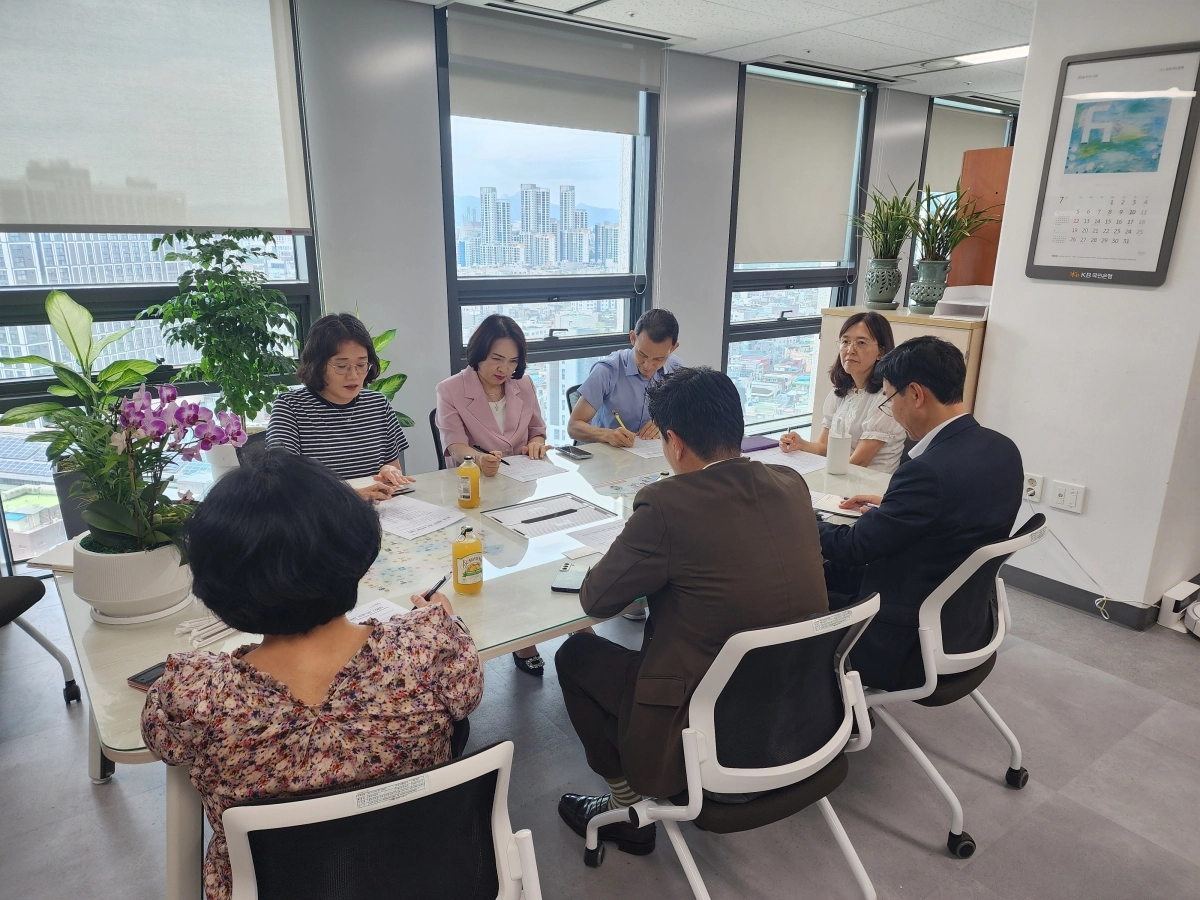 서울 광진구 관계자와 금융기관 관계자들이 지난 14일 광진구청에서 열린 ‘광진형 특별융자’ 금융기관 차담회에서 대화를 나누고 있다. 광진구 제공
