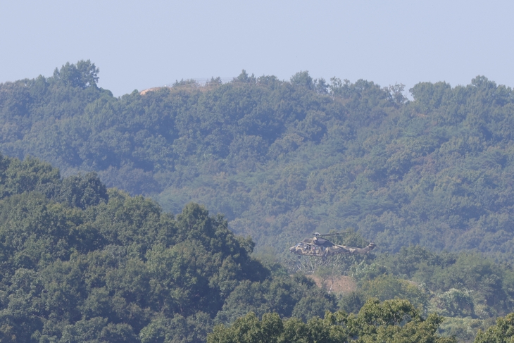 22일 오후 경기도 파주시 서부전선 비무장지대(DMZ) 남방한계선 상공에서 수리온 헬기가 이동하고 있다. 전날 인근 DMZ에서 지뢰 추정 폭발 사고로 육군 장병들이 중상을 입어 군 당국이 정확한 사고 원인을 조사 중이다.  연합뉴스