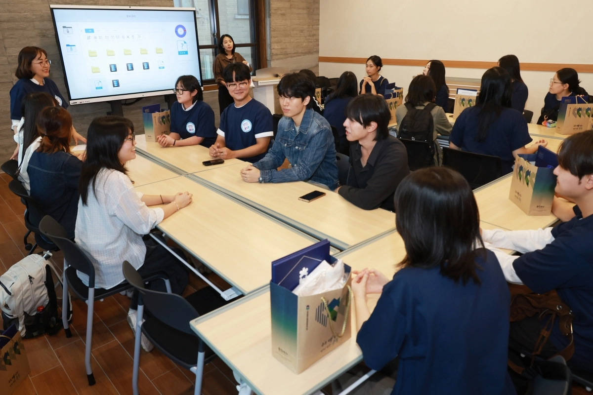 충북청년브랜드 참여단이 지역 현안 브랜드 디자인 개발을 위한 아이디어 회의를 하고 있다. 충북도 제공