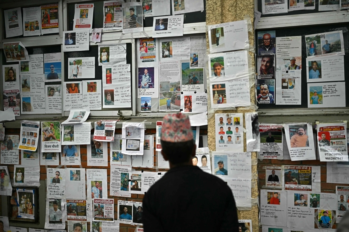 카트만두의 한 영안실에서 한 남성이 실종자들의 사진을 보고 있는 모습.  카트만두 AFP 연합뉴스