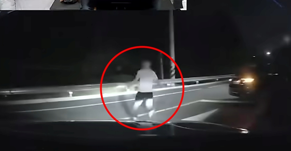 경기도 이천에서 한 차량이 다른 차량을 가로막고 위협하는 사건이 발생했다. 블랙박스 영상에는 당시 상황이 담겼다. 유튜브채널 한문철TV