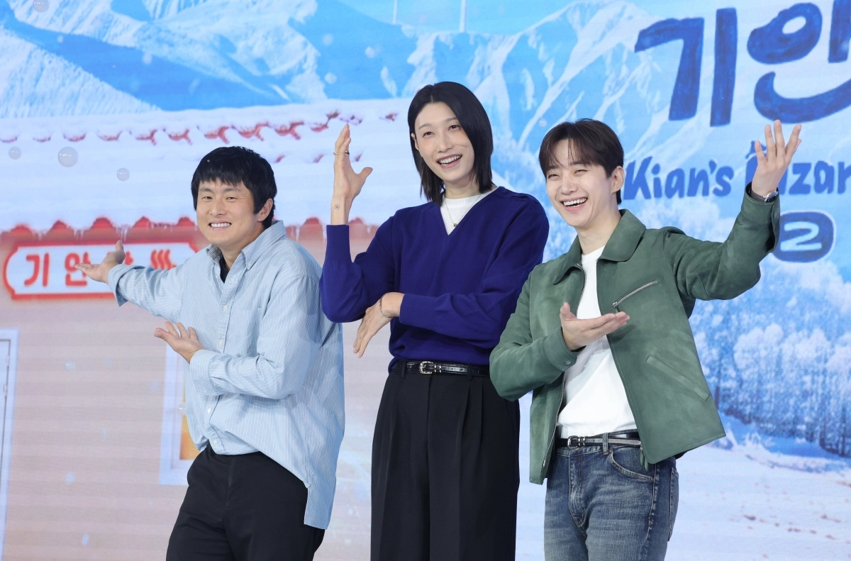 방송인 기안84(왼쪽부터)와 김연경, 이준호가 22일 오전 서울 마포구 호텔나루 서울 엠갤러리에서 열린 넷플릭스 예능 ‘대환장 기안장 시즌2’ 제작발표회에 참석해 포즈를 취하고 있다. ‘대환장 기안장 시즌2’는 기안적 낭만이 가득한 대관령 기안장에서 기안84, 김연경, 이준호, 카즈하가 숙박객과 펼치는 기상천외한 신개념 민박 버라이어티 예능이다. 2026.9.22 뉴스1