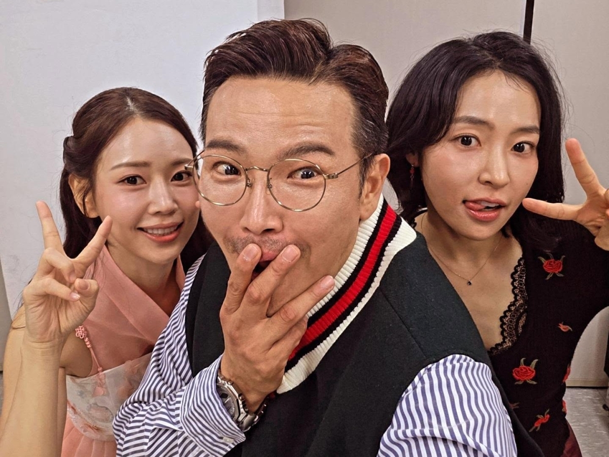 MC 딩동(가운데)이 SBS라이프 예능 ‘더트롯쇼’ 녹화장에서 가수 홍자(오른쪽), 강예슬(왼쪽)과 함께 셀카를 찍고 있다. MC 딩동 인스타그램 캡처