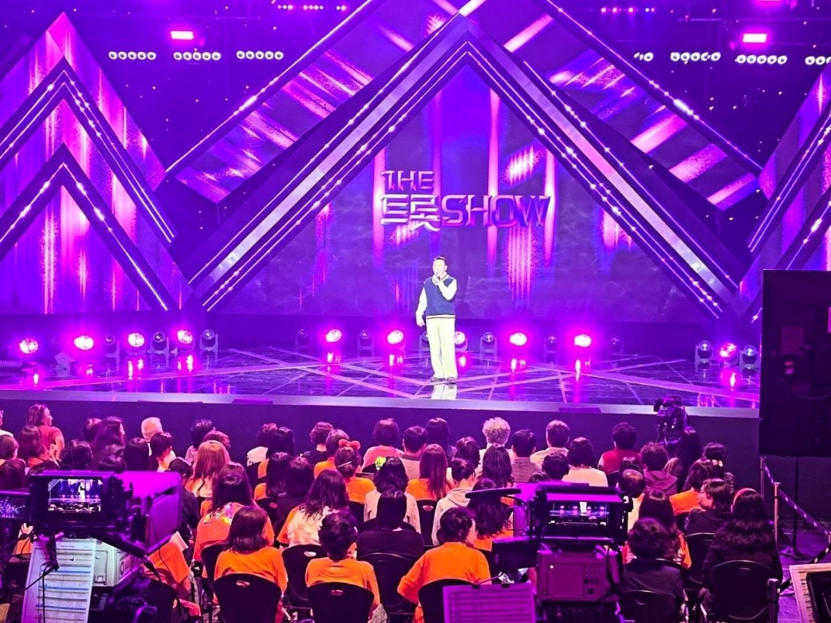 MC 딩동이 SBS라이프 예능 ‘더트롯쇼’ 녹화장 무대에 올라 방청객들 앞에서 이야기하고 있다. MC 딩동 인스타그램 캡처