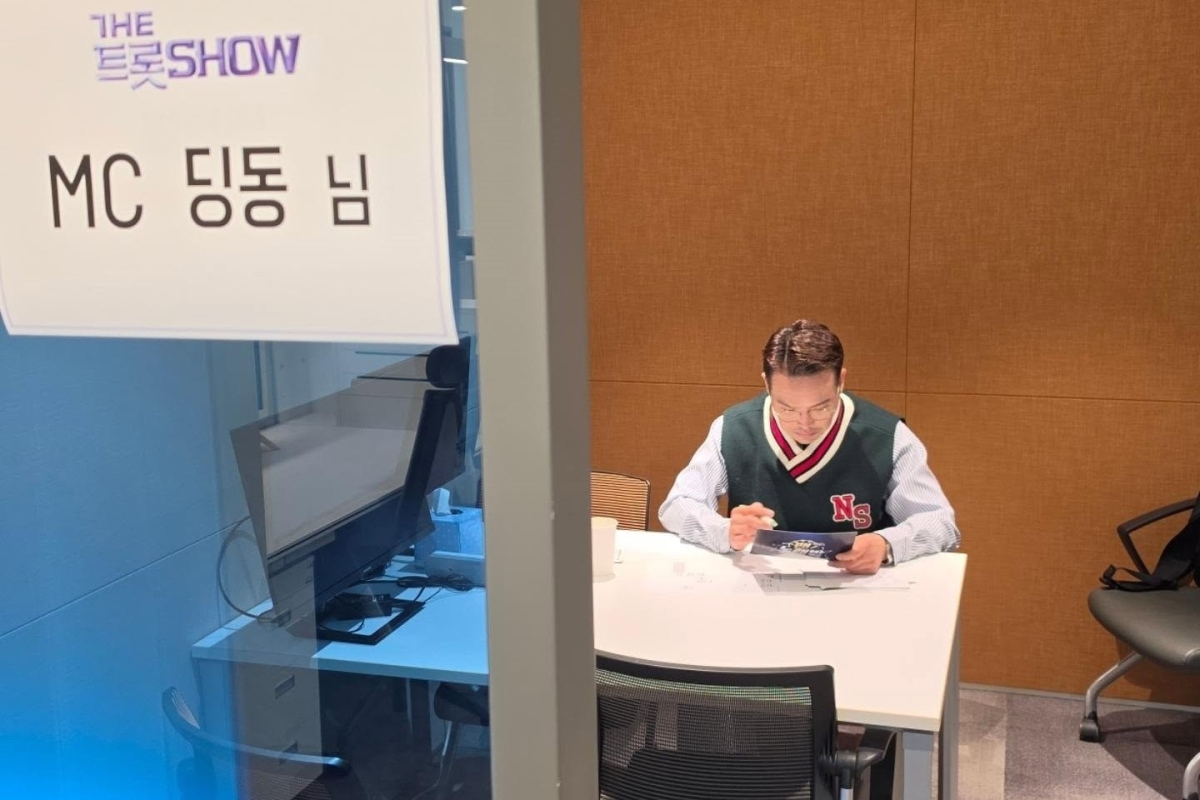 MC 딩동이 SBS라이프 예능 ‘더트롯쇼’ 녹화장에서 진자한 자세로 대본 숙지에 열중하고 있다. MC 딩동 인스타그램 캡처