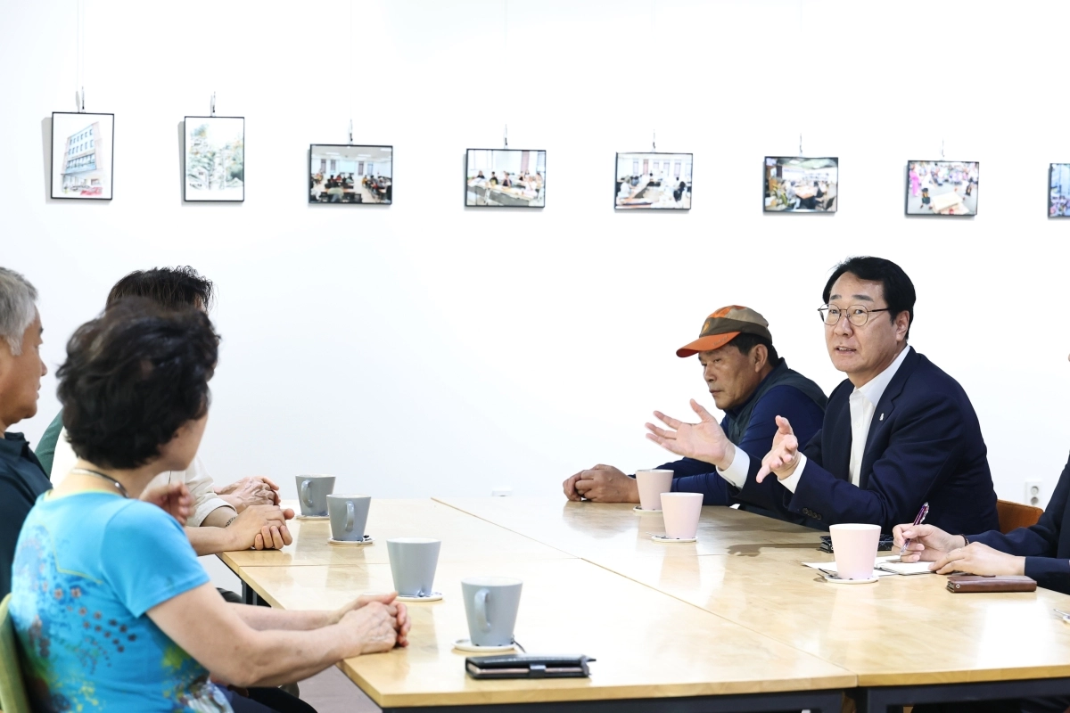 정명근 화성시장이 22일 발안만세시장 상인들과 간담회를 갖고 있다. 화성시 제공