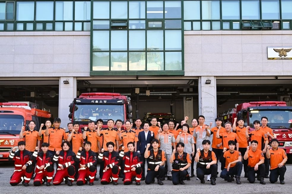 추석을 앞둔 지난 22일 관악소방서를 찾은 임만균 서울시의회 의장이 기념사진을 촬영하고 있다. 서울시의회 제공
