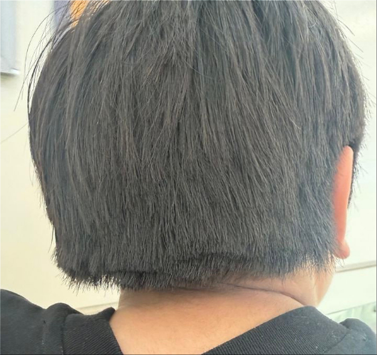 유명 미용실에서 머리를 자른 13살 아이가 자기 머리를 보고 울음을 터뜨렸다는 사연이 알려진 가운데, 미용실 측과 고객의 주장이 엇갈리고 있다. 스레드