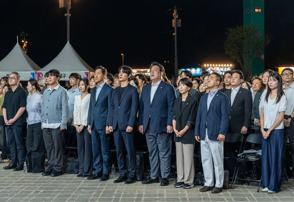 지난 19일 열린 ‘2026년 서울시 청년의 날 기념식’ 현장에서 참석자들이 기념촬영을 하고 있다. 서울시의회 제공
