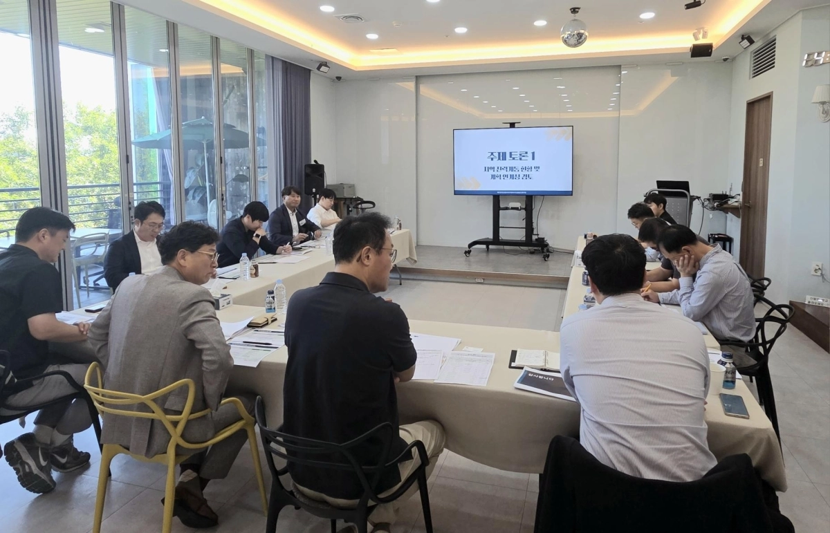 영암군이 지난 21일 전력 계통 관계기관과 함께 정책 협의회를 하고 있다.