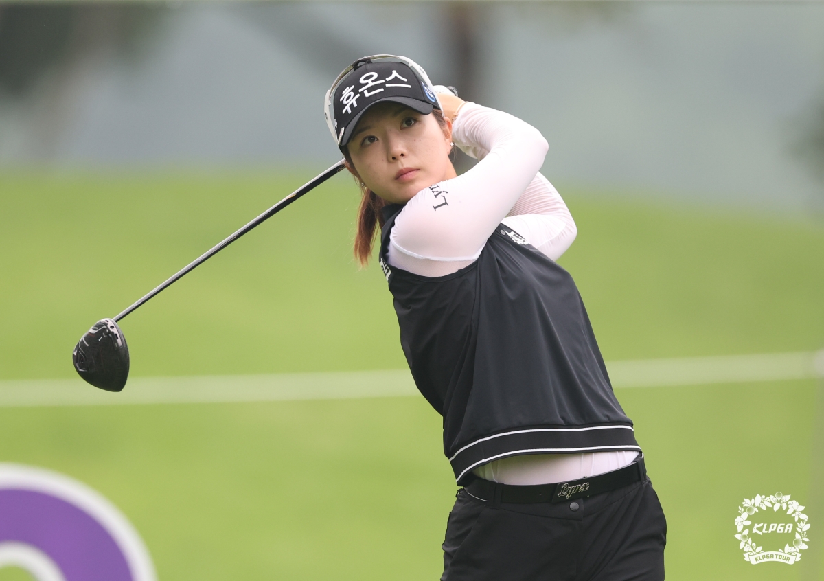 최예림이 드라이버 티샷을 날리고 공의 방향을 쫓고 있다. KLPGA 제공.