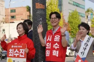 윤수혁 서울시의원, 약수역 출근길서 주민들과 추석 인사 나눠