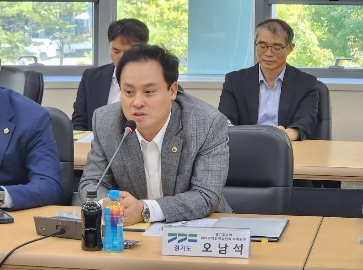 ▲ 지난 22일 경기도경제과학진흥원 R＆DB센터에서 개최된 ‘경기도 피지컬 AI 생태계 활성화를 위한 정책간담회’에서 발언중인 오남석 부위원장(사진=경기도의회)
