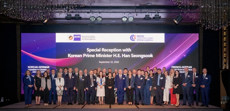 <주한독일상공회의소(KGCCI)와 주한프랑스상공회의소(FKCCI)가 22일 서울 중구 반얀트리호텔에서 공동개최한 특별 간담회에 참석한 한성숙 국무총리(가운데)가 게오르크 슈미트 주한독일대사, 우고 아스투토 주한유럽연합(EU)대사, 필로멘 로뱅 피에롱 주한프랑스대사대리, 박현남 KGCCI 회장, 다비드 피에르 잘리콩 FKCCI 회장, 김두식 외국인투자옴부즈만을 비롯한 유럽 각국 대사 등 주한 외교단과 양 상공회의소 주요 인사 및 이사진과 기념촬영을 하고 있다. (사진=주한독일상공회의소 제공)>