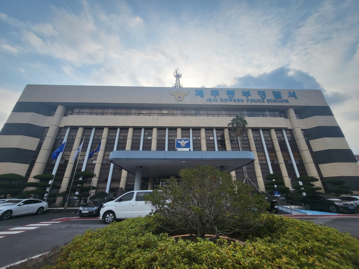 제주동부경찰서는 도내 모 중학교 재학생 A군을 성폭력범죄의 처벌 등에 관한 특례법 위반(카메라 등 이용 촬영) 혐의로 지난 17일 불구속 송치했다. 제주 강동삼 기자