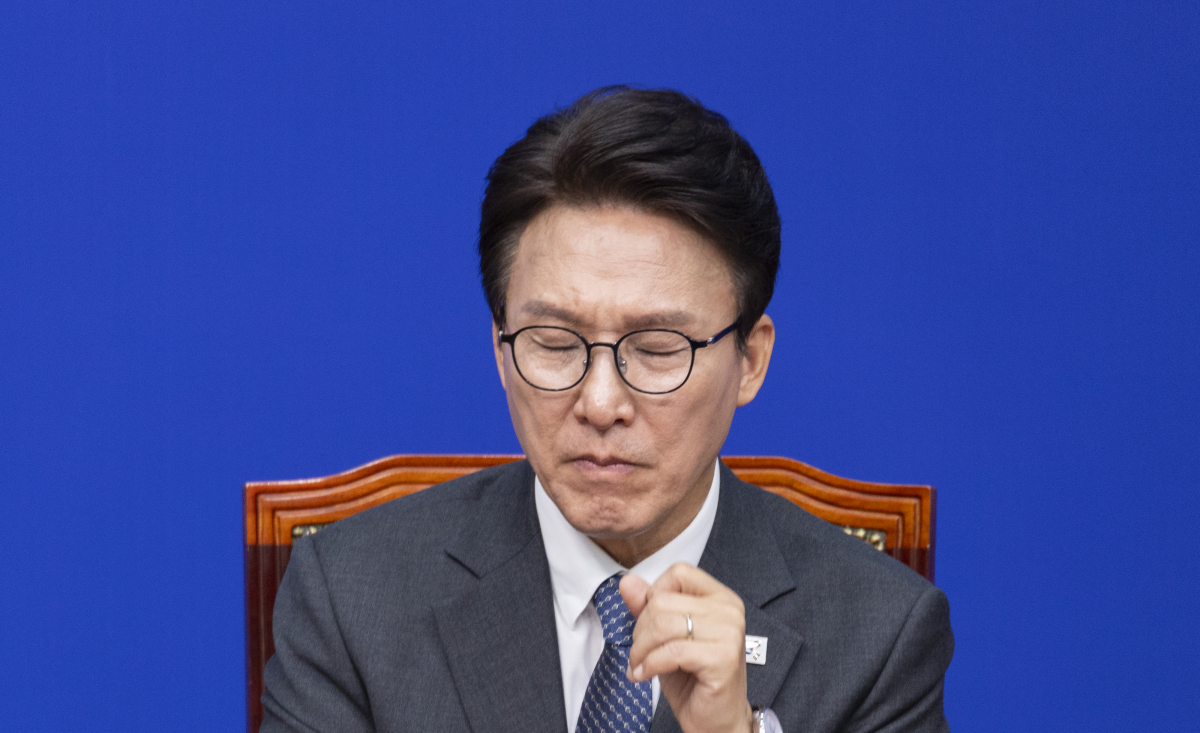 김민석 더불어민주당 대표가 23일 국회에서 열린 최고위원회의 도중 생각에 잠겨 있다. 연합뉴스