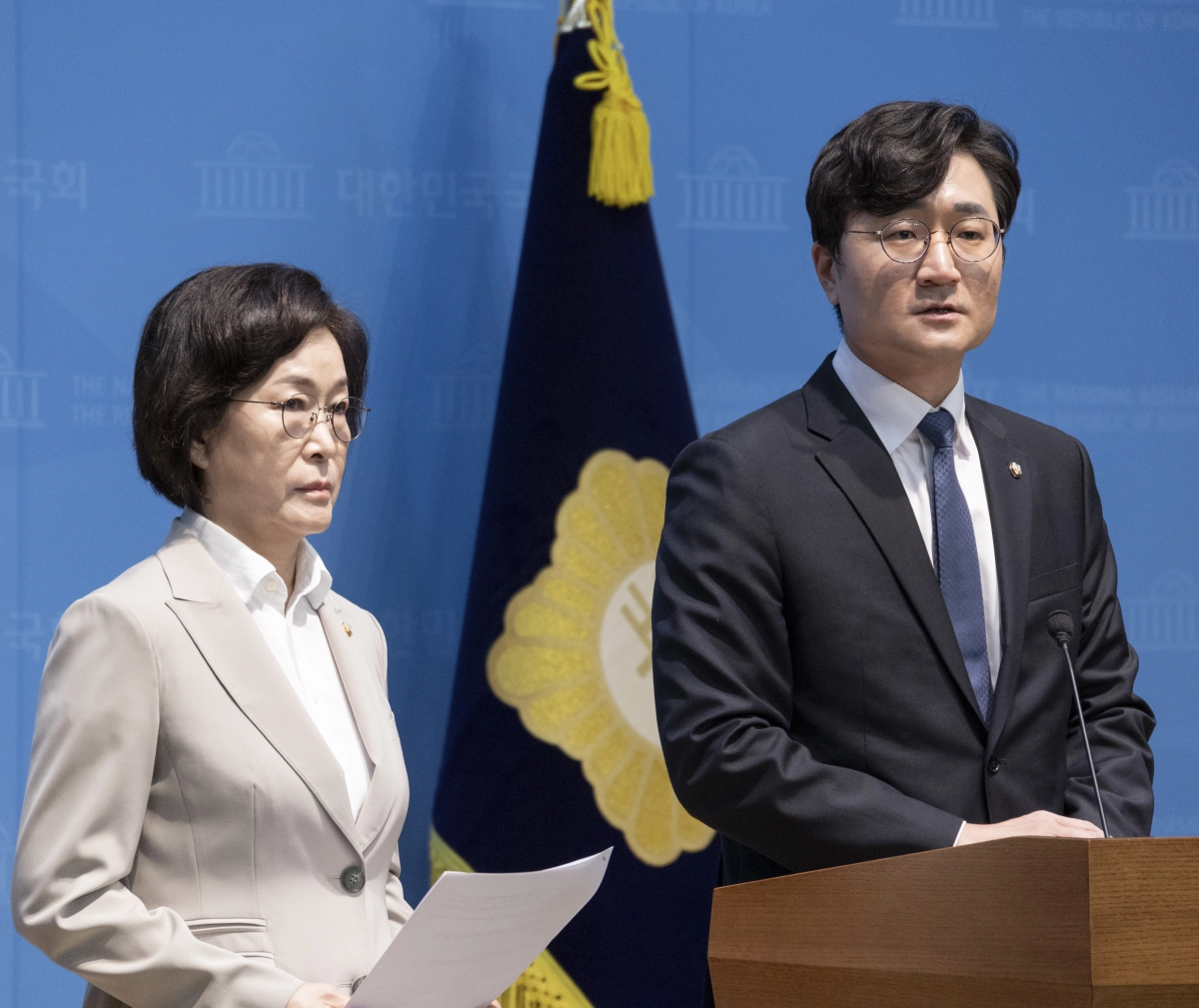 국회 산업통상자원중소벤처기업위원회 여당 간사인 장철민(오른쪽) 더불어민주당 의원과 산자위원 오세희 민주당 의원이 23일 국회 소통관에서 대미 투자 관련 비공개 보고 불법 녹취 유출을 규탄하는 기자회견을 하고 있다. 연합뉴스