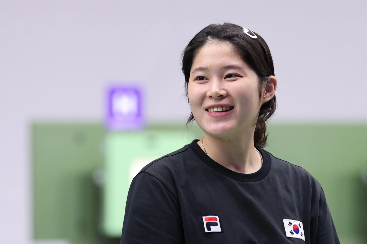 추가은이 23일 일본 도요타 아이치현 종합사격장에서 열린 2026 아이치·나고야 아시안게임 사격 여자 10m 공기권총 개인전 결선에 입장하고 있다. 도요타 뉴스1