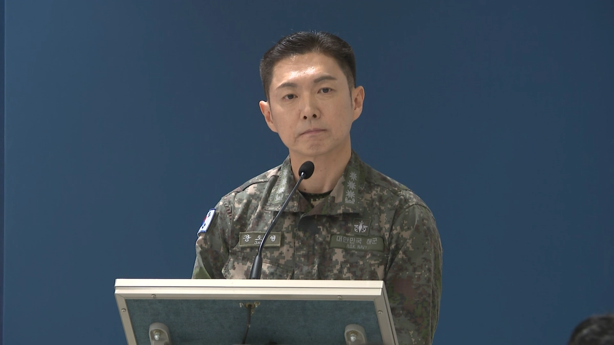 장도영 합동참모본부 공보실장이 지난 22일 국방부 정례브리핑에서 육군 25사단 비무장지대(DMZ) 지뢰 폭발 사고와 관련한 대부분의 질의에 “확인해 보겠다”는 답변으로 일관해 공분을 샀다.국방부 정례브리핑 화면 캡처